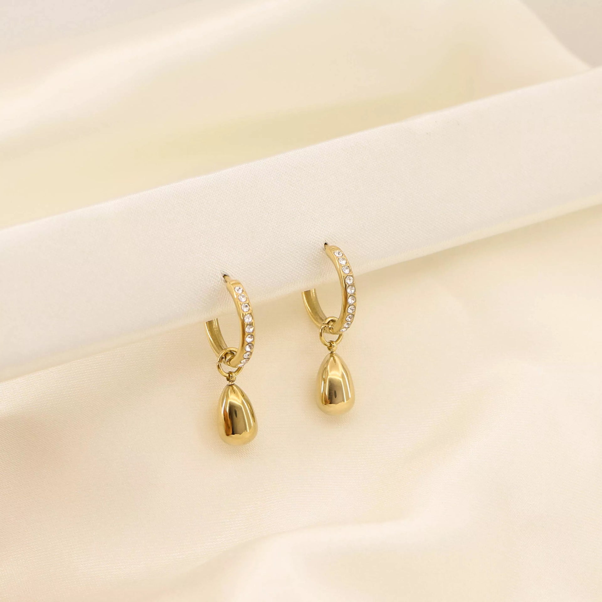 Dara – 18K Gold Plated Teardrop Huggies