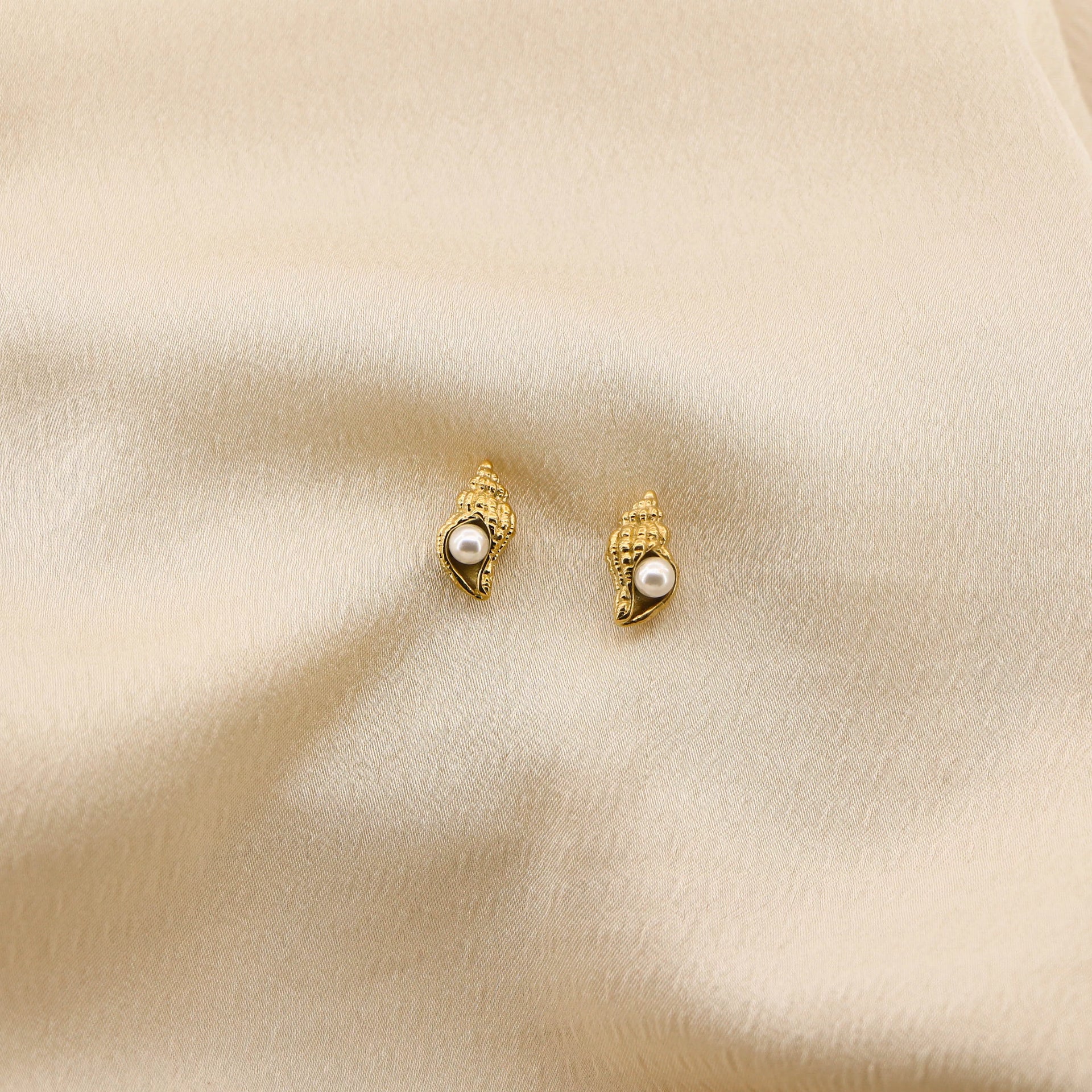 Shanaya – 18K Gold Plated Pearl Shell Stud Earrings