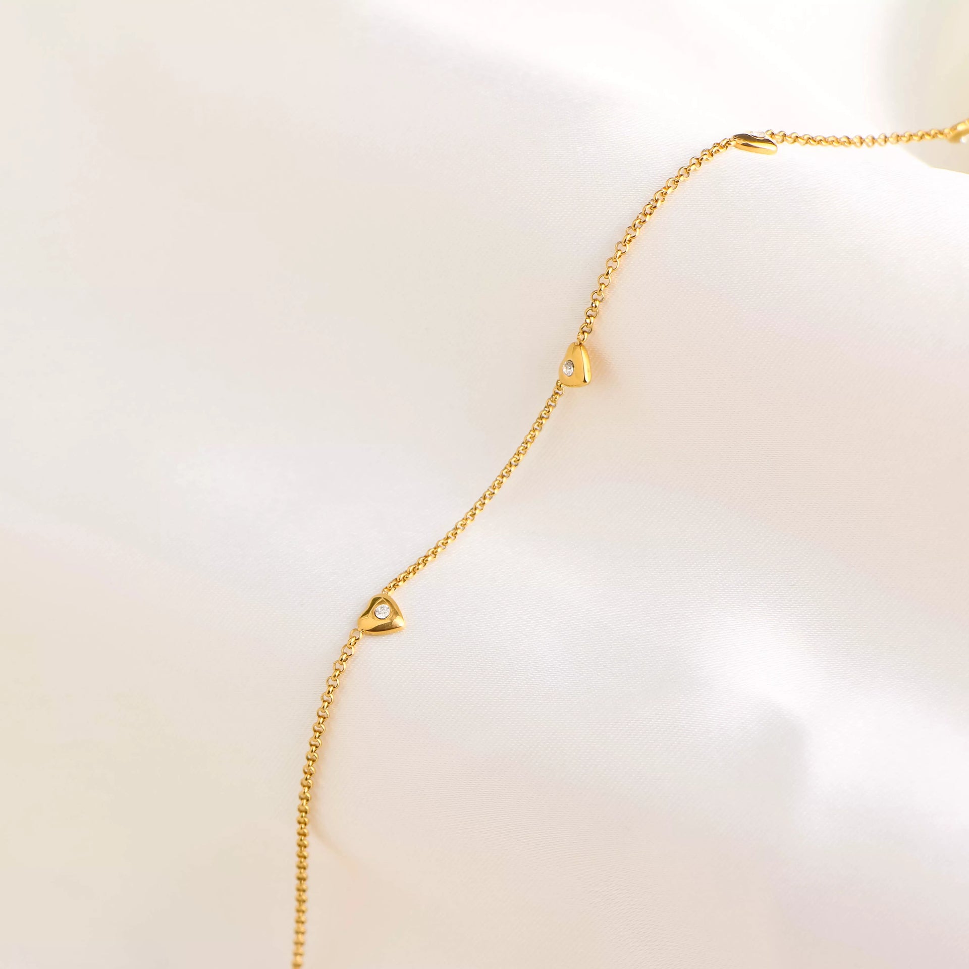 Nivra – 18K Gold Plated Heart Station Necklace