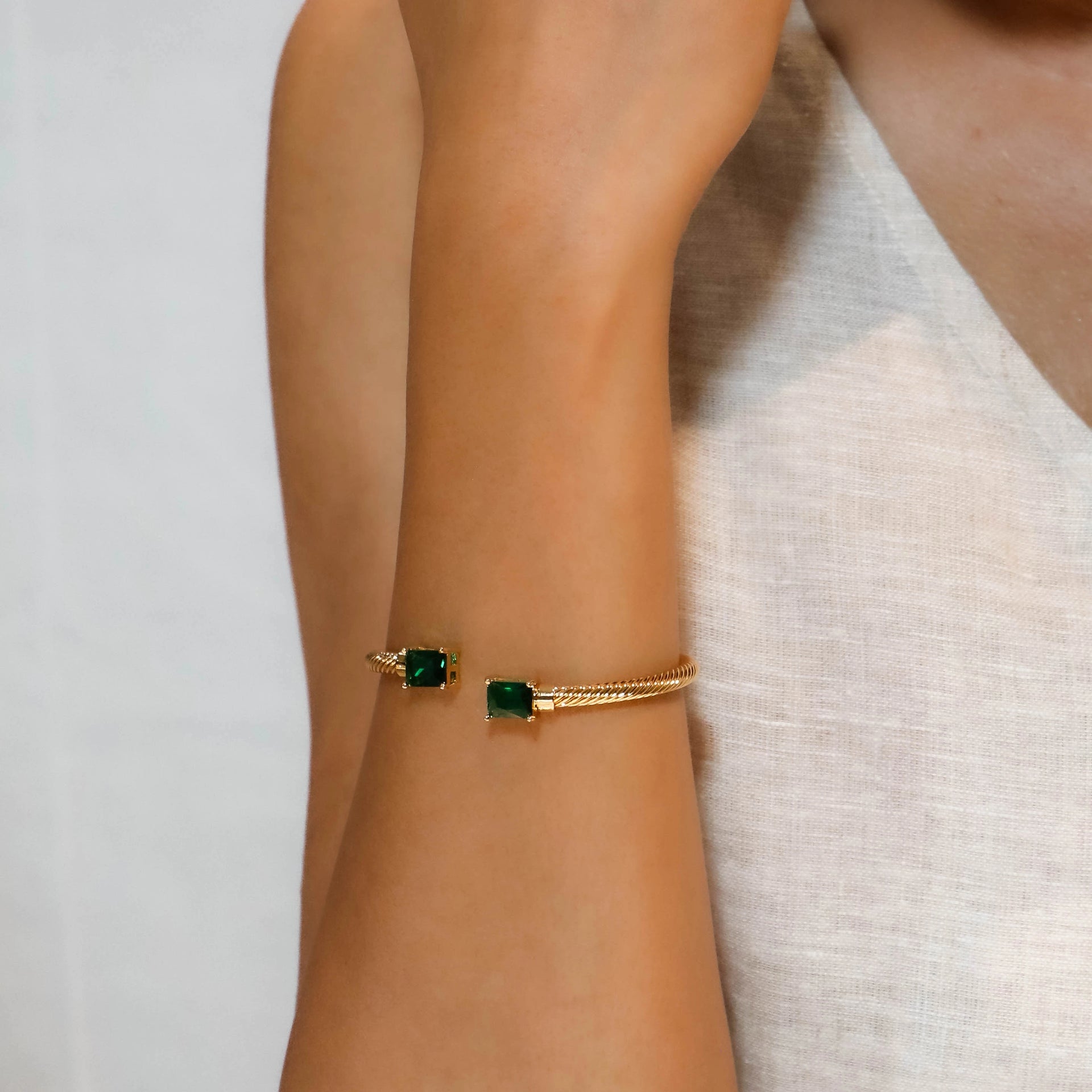 Emerald Twist Cuff Bracelet – 18K Gold Plated