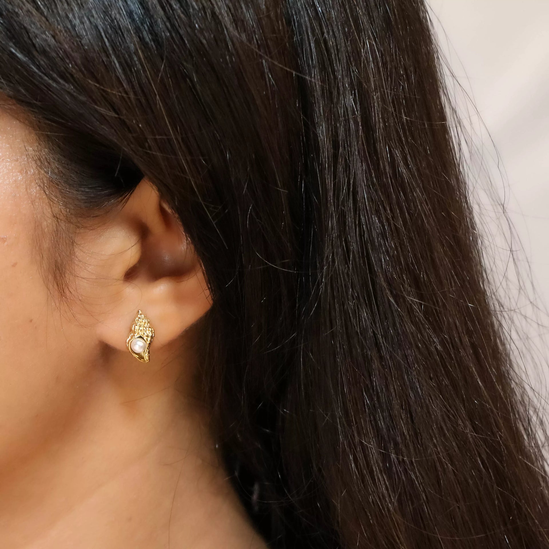 Shanaya – 18K Gold Plated Pearl Shell Stud Earrings